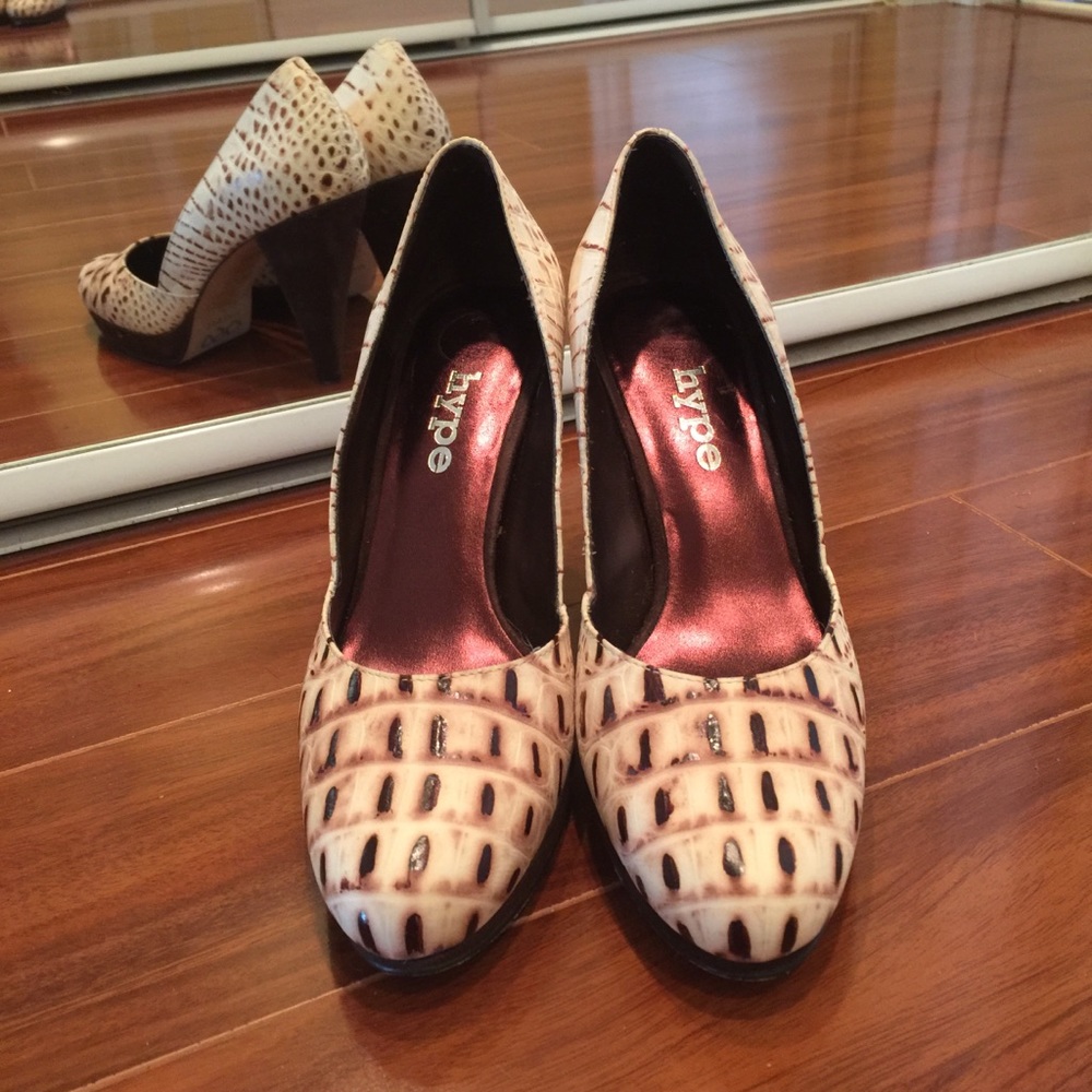 HYPE embossed print leathers pumps